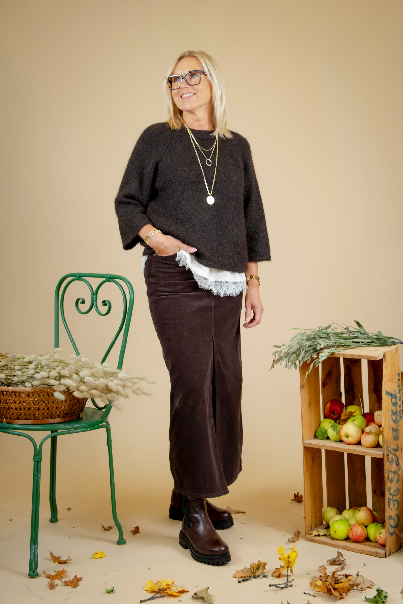 Mia Hagström i kläder, halsband och armband från Klädhuset